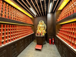 大圍普光明寺之藥師殿之環境照,展示金色的藥師佛像(藥師琉璃光如來),藥師佛又稱為藥師琉璃光如來