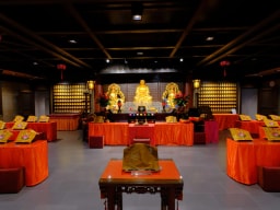 香港普光明寺的大殿正面,展示所供奉的是釋迦牟尼佛,其左面為大智慧「文殊師利菩薩」及右面為像徵大善的「普賢菩薩」。